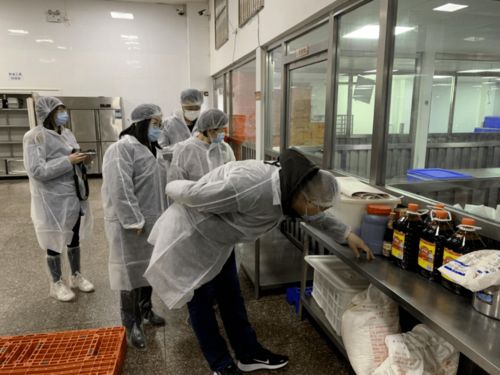 家校携手严把配餐质量关，共守食品安全线——中心小学校领导及家委会代表考察配餐公司摄像与制作服务