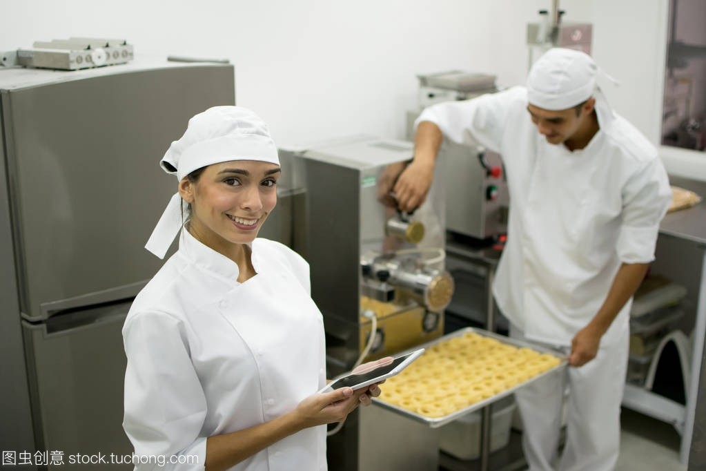 智慧厨房的新篇章 女厨师与平板电脑的完美邂逅